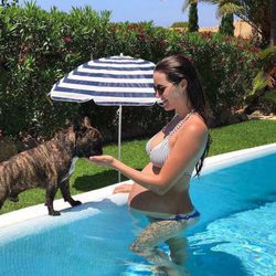 Malena Costa presumiendo de segundo embarazo en la piscina en Mallorca