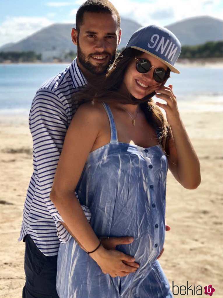 Malena Costa luciendo su segundo embarazo junto a Mario Suárez en Mallorca