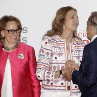 La Infanta Elena saluda muy emocionada a Paco Arango en los Premios de la Fundación Mapfre