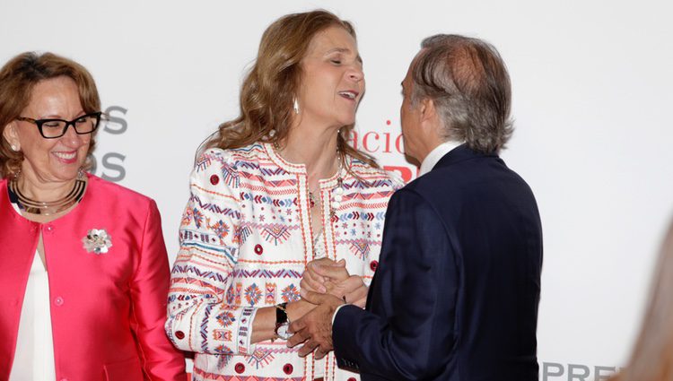 La Infanta Elena saluda muy emocionada a Paco Arango en los Premios de la Fundación Mapfre