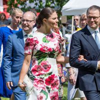 Victoria y Daniel de Suecia caminan agarrados en el Día Nacional de Suecia 2017