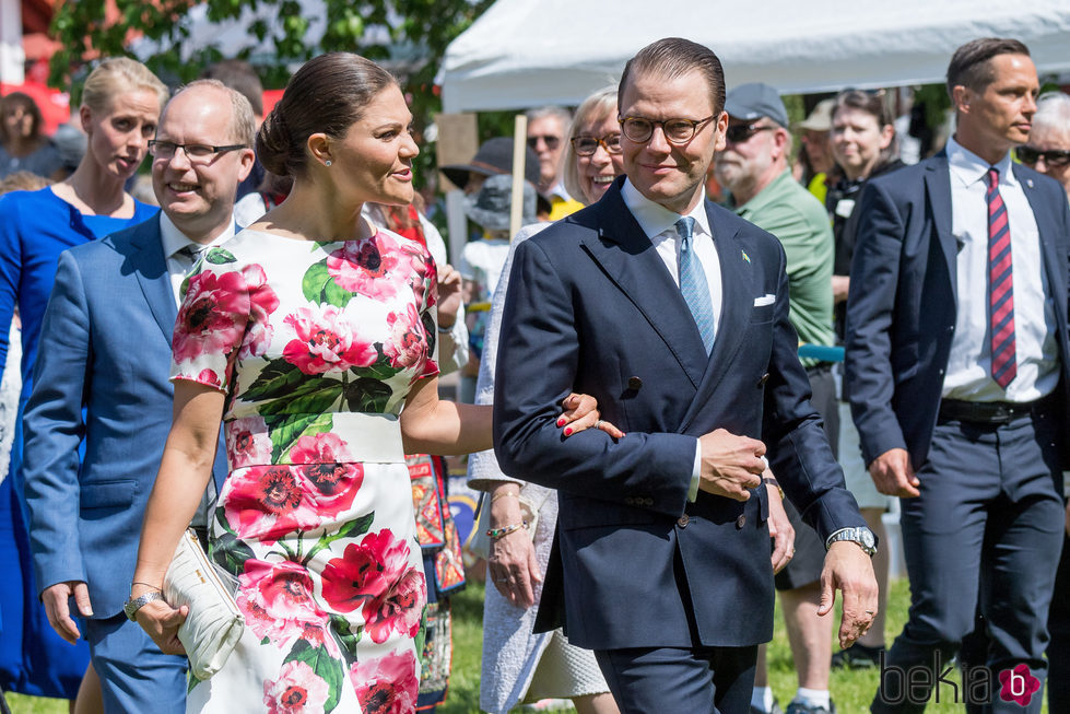 Victoria y Daniel de Suecia caminan agarrados en el Día Nacional de Suecia 2017