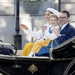 Victoria y Daniel de Suecia con la Princesa Estela en el Día Nacional de Suecia 2017