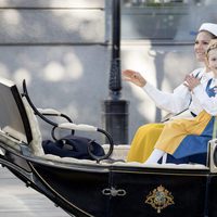 Victoria y Daniel de Suecia con la Princesa Estela en el Día Nacional de Suecia 2017