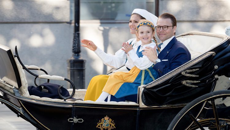 Victoria y Daniel de Suecia con la Princesa Estela en el Día Nacional de Suecia 2017