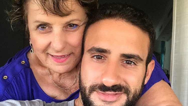 Eliad Cohen con su madre en Tel Aviv