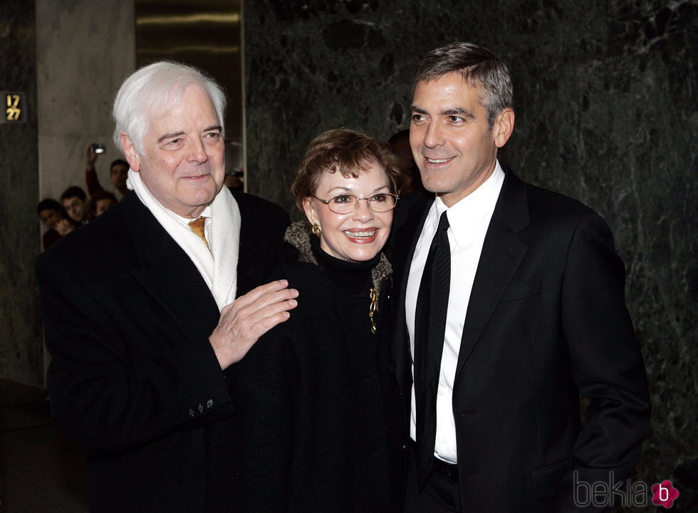 George Clooney y sus padres en un evento