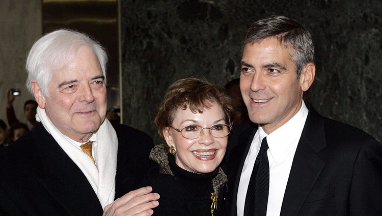 George Clooney y sus padres en un evento