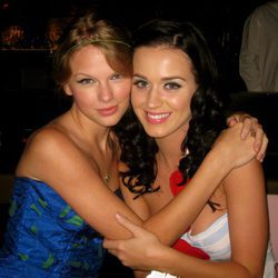 Taylor Swift abrazando a Katy Perry en 2009