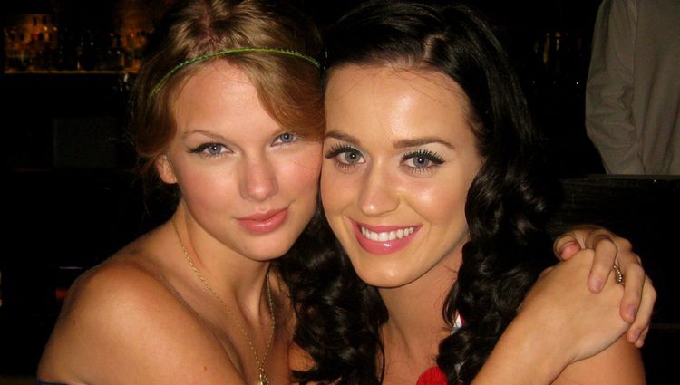 Taylor Swift abrazando a Katy Perry en 2009