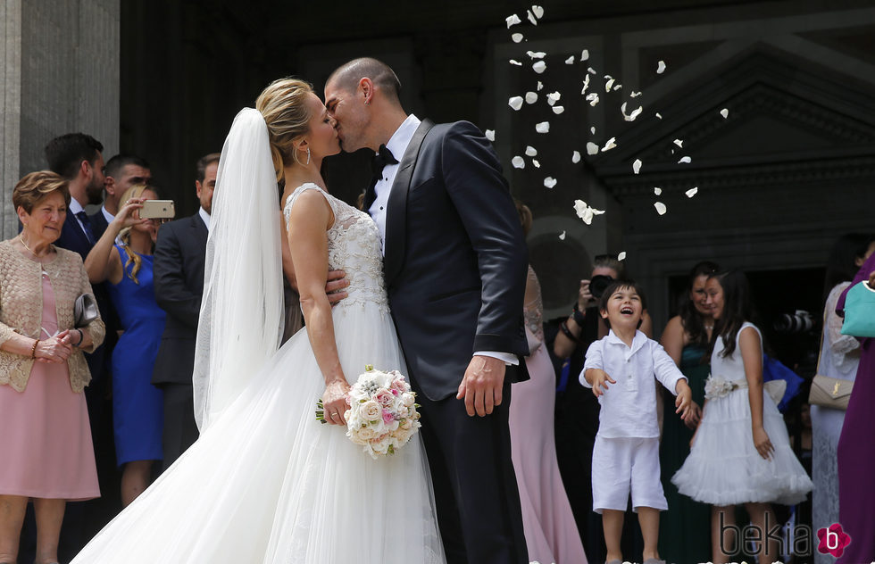 Yolanda Cardona y Víctor Valdés tras pasar por el altar