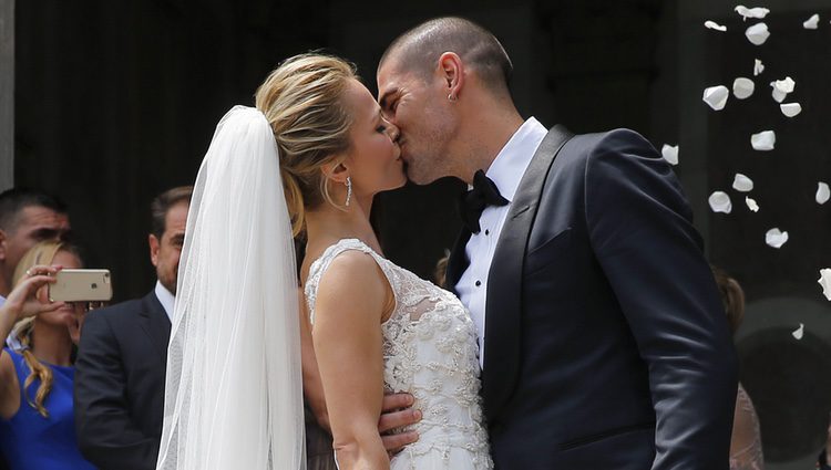 Yolanda Cardona y Víctor Valdés tras pasar por el altar