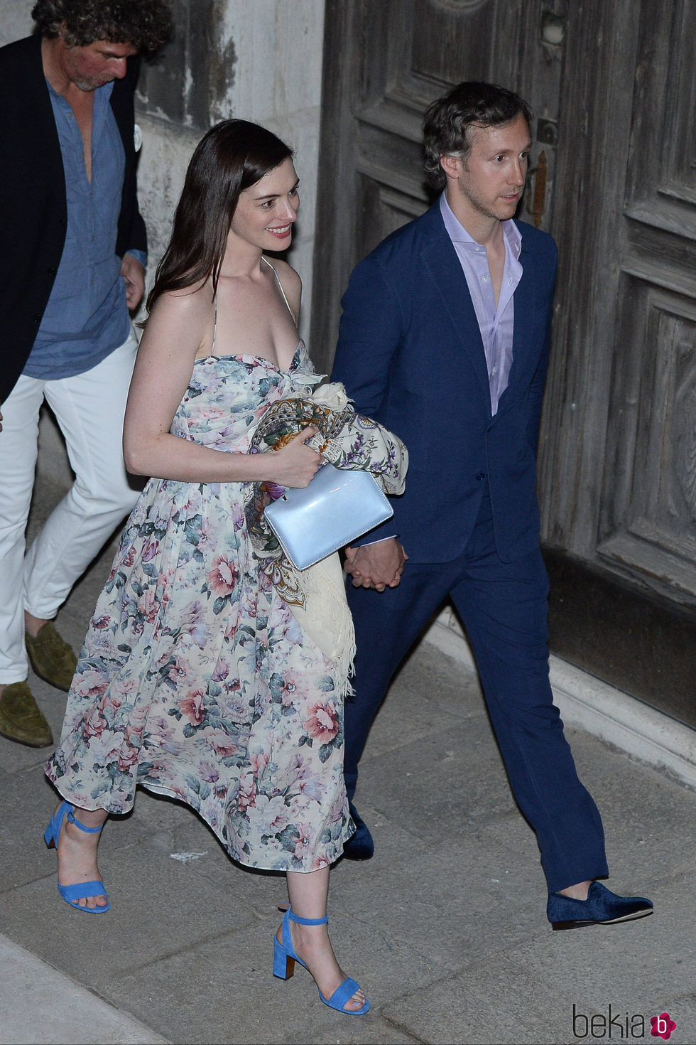 Anne Hathaway y Adam Shulman en la fiesta previa antes de la boda de Jessica Chastain