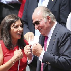 El Rey Juan Carlos y Anne Hidalgo celebrando un punto de Rafa Nadal en la final de Roland Garros 2017