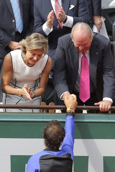 El Rey Juan Carlos felicitando a Rafa Nadal tras ganar Roland Garros 2017