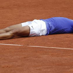 Rafa Nadal se tira a la tierra batida tras ganar Roland Garros 2017