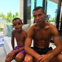 Cristiano Ronaldo con su hijo Cristiano Jr. luciendo el mismo corte de pelo