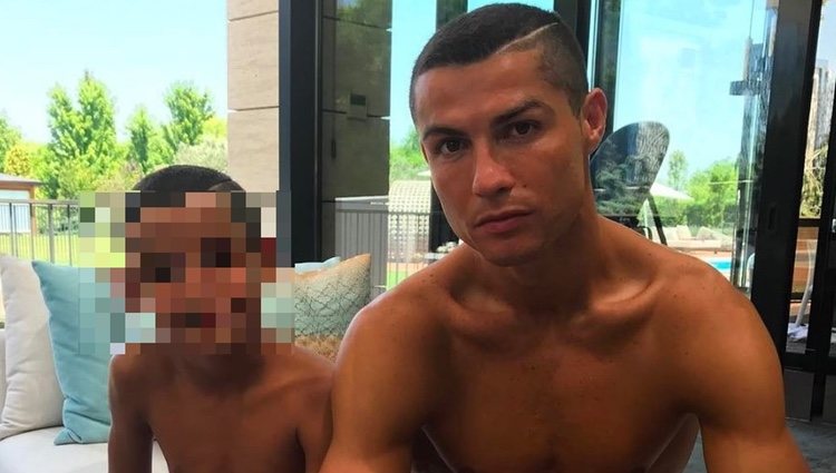 Cristiano Ronaldo con su hijo Cristiano Jr. luciendo el mismo corte de pelo