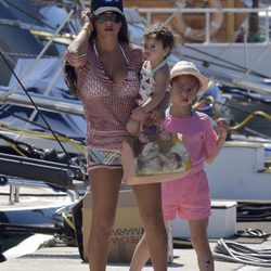 Daniella Semaan con su hija Capri en brazos en el puerto de Ibiza