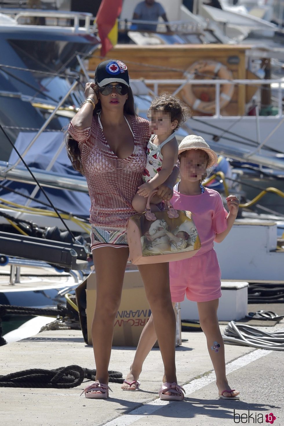 Daniella Semaan con su hija Capri en brazos en el puerto de Ibiza