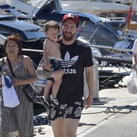 Leo Messi con su hijo Mateo en brazos en el puerto de Ibiza