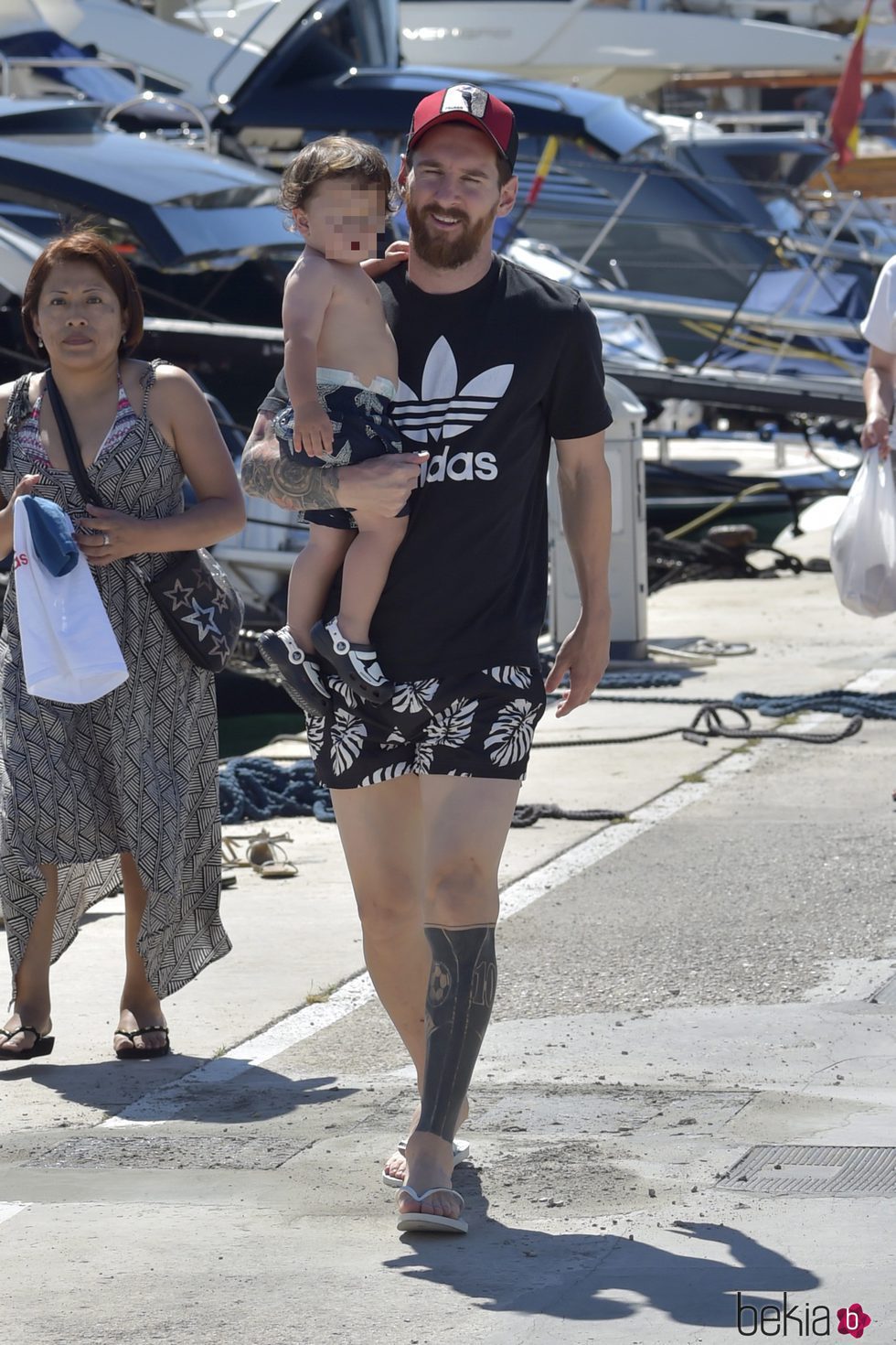 Leo Messi con su hijo Mateo en brazos en el puerto de Ibiza