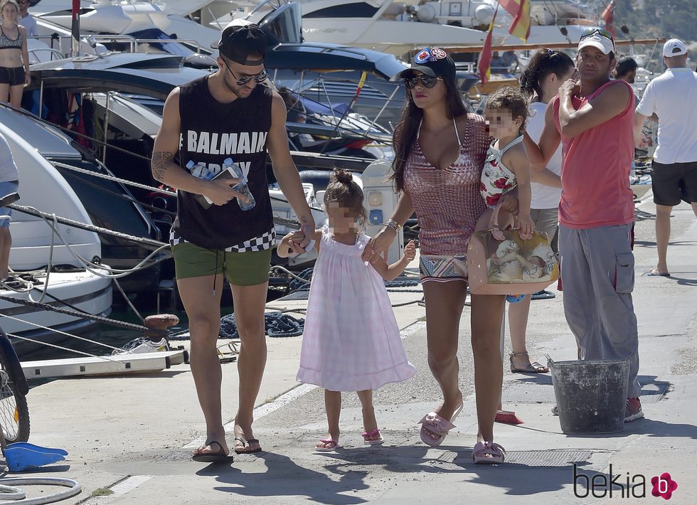 Cesc Fábregas y Daniella Semaan con sus hijas Lia y Capri en el puerto de Ibiza