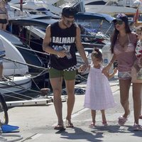 Cesc Fábregas y Daniella Semaan con sus hijas Lia y Capri en el puerto de Ibiza