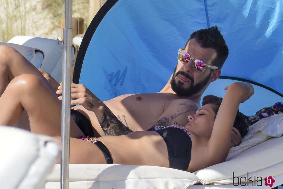 Álvaro Negredo y Amparo Moreno tumbados en una hamaca en Ibiza