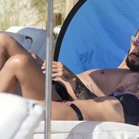 Álvaro Negredo y Amparo Moreno tumbados en una hamaca en Ibiza