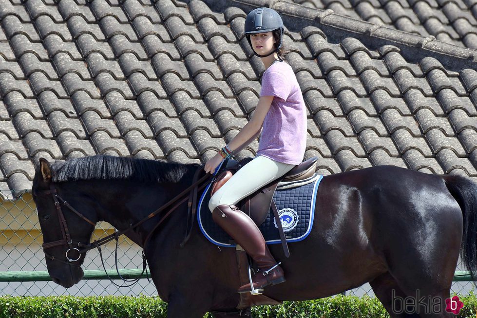 Victoria de Marichalar montando a caballo en Estepona