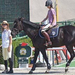 Victoria de Marichalar montando a caballo junto a la Infanta Elena en Estepona