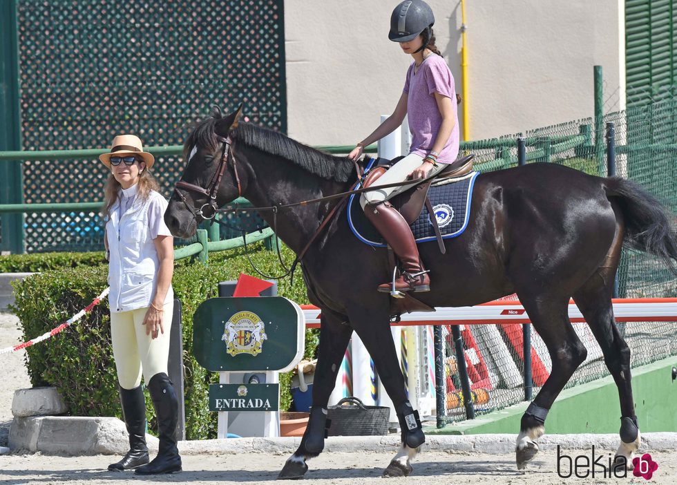 Victoria de Marichalar montando a caballo junto a la Infanta Elena en Estepona