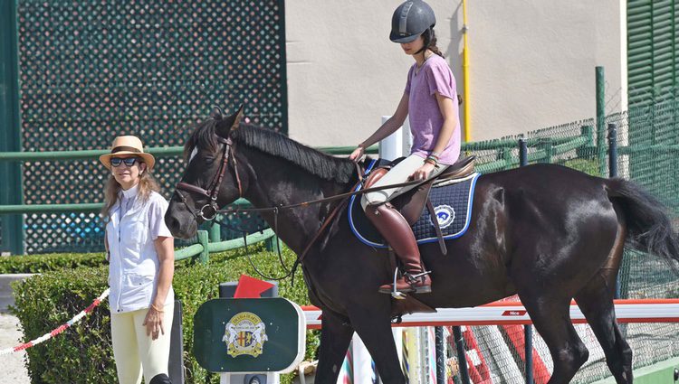 Victoria de Marichalar montando a caballo junto a la Infanta Elena en Estepona