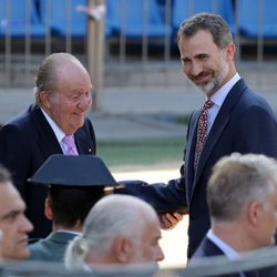 El Rey Juan Carlos y el Rey Felipe, muy cómplices en su despedida al Estadio Vicente Calderón