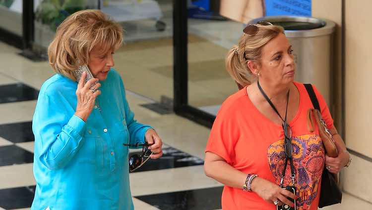 María Teresa Campos y Carmen Borrego de compras en un centro comercial