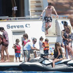 Leo Messi, Antonella Roccuzzo, Luis Suárez, Sofía Balbi, Cesc Fàbregas y Daniella Semaan con sus hijos en un barco en Ibiza