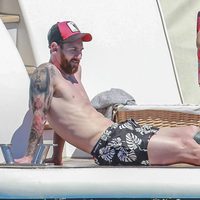 Leo Messi con el torso desnudo tomando el sol en un barco en Ibiza