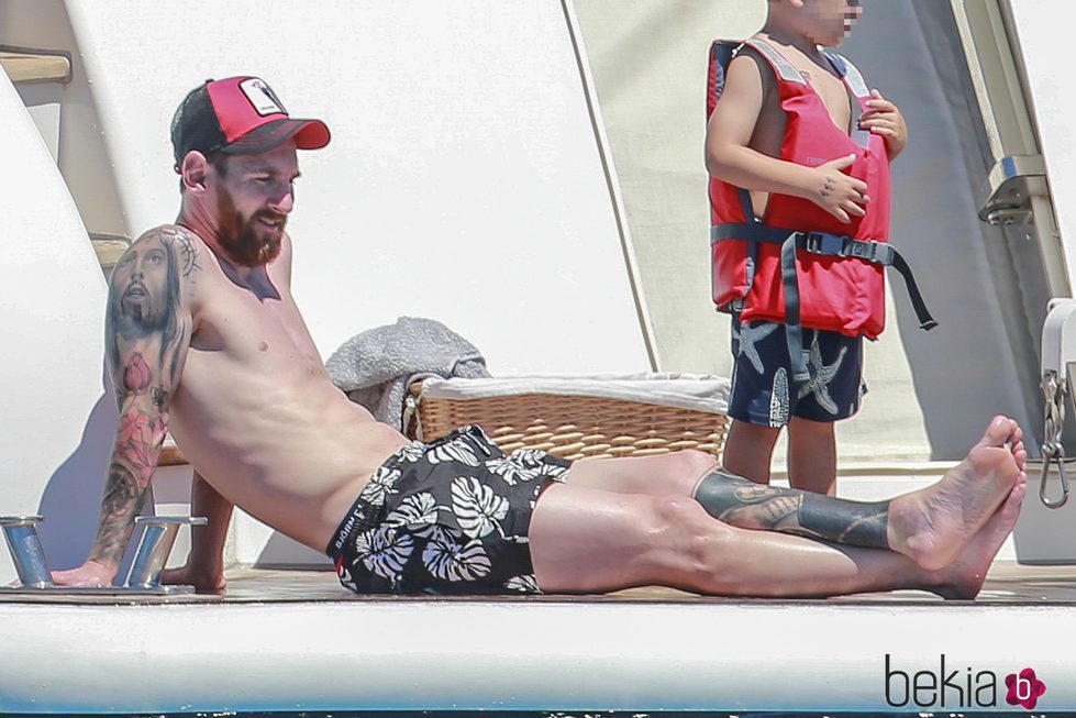 Leo Messi con el torso desnudo tomando el sol en un barco en Ibiza