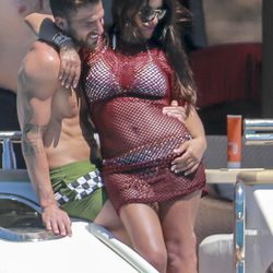 Cesc Fàbregas y Daniella Semaan, muy cariñosos en un barco en Ibiza