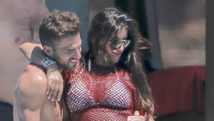 Cesc Fàbregas y Daniella Semaan, muy cariñosos en un barco en Ibiza