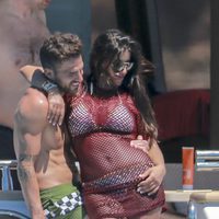 Cesc Fàbregas y Daniella Semaan, muy cariñosos en un barco en Ibiza