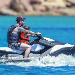 Leo Messi en moto de agua con su hijo en Ibiza