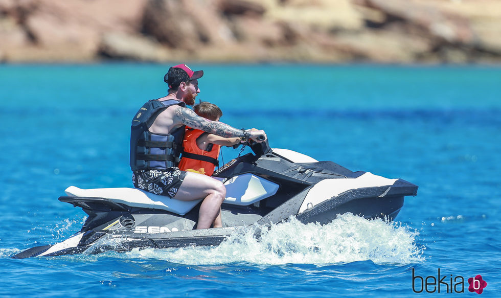 Leo Messi en moto de agua con su hijo en Ibiza