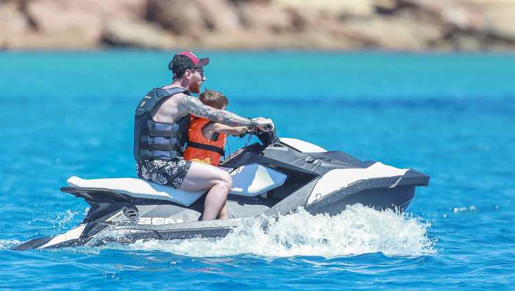 Leo Messi en moto de agua con su hijo en Ibiza