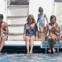 Luis Suárez y Sofía Balbi con sus hijos y Antonella Roccuzzo con su hijo Thiago en Ibiza