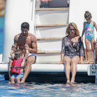 Luis Suárez y Sofía Balbi con sus hijos y Antonella Roccuzzo con su hijo Thiago en Ibiza