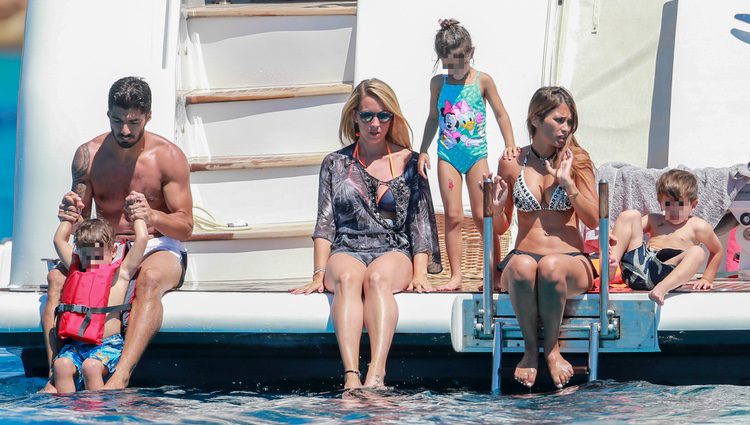 Luis Suárez y Sofía Balbi con sus hijos y Antonella Roccuzzo con su hijo Thiago en Ibiza