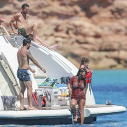 Luis Suárez, Leo Messi, Cesc Fàbregas y Daniella Semaan en un barco en Ibiza