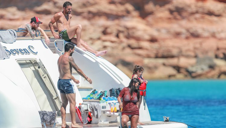 Luis Suárez, Leo Messi, Cesc Fàbregas y Daniella Semaan en un barco en Ibiza